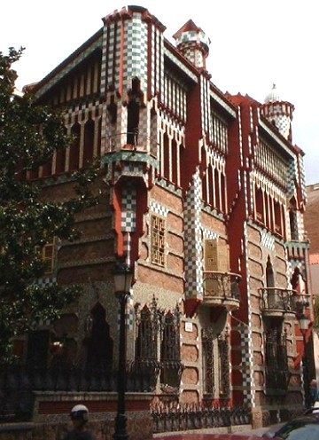 Casa Vicens Foto de uma casa em tão marrom com vários detalhes, portas e janelas