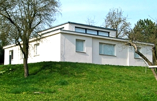 Foto de uma casa no estilo Bauhaus, em formato cúbico