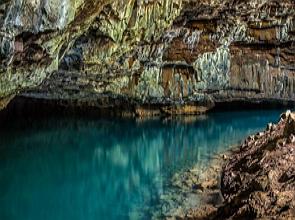 Caverna com água em seu interior