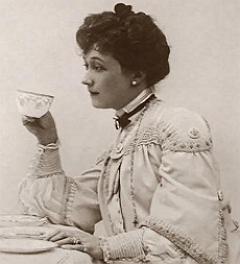 Mulher tomando chá