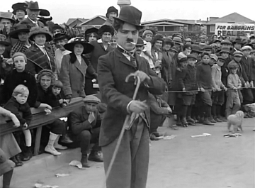 Carlitos Chaplin como Carlitos no filme Corrida de automóveis para meninos