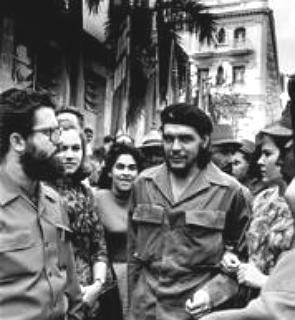 Che Guevara em 1960 com a esposa nas ruas de Havana