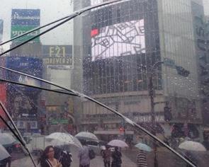 Chuva em Tóquio e pessoas de guarda-chuva