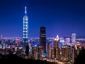 Foto noturna da região central da cidade de Taipei, capital de Taiwan