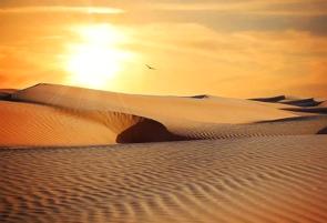 Imagem de um deserto com Sol