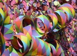Foto de confetes e serpentinas coloridas
