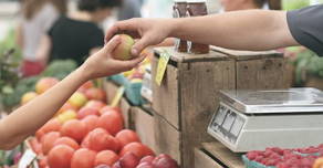 Foto mostrando a compra de frutas