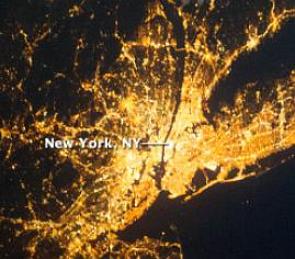 Imagem aérea noturna de Nova Iorque