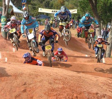 Corrida de ciclismo BMX Corrida de ciclismo BMX numa pista de terra