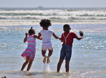 Pulando Ondas Menina pulando ondas na praia