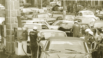 Foto mostrando um cliente num posto de gasolina em 1973
