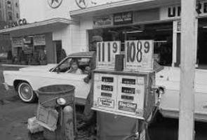 Foto mostrando um cliente num posto de gasolina em 1973