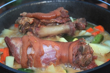 Foto de uma panela com carne de porco e legumes