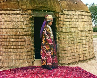 Mulher do Turcomenistão Mulher do Turcomenistão com roupa representando sua cultura