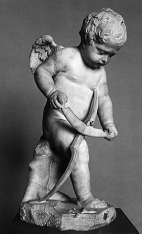 Estátua do deus romano Cupido esculpindo seu arco