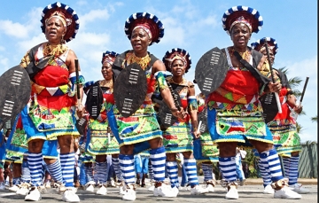 Sul africanos fazendo uma dan&ccedil;a tradicional