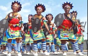 Sul africanos fazendo uma dança tradicional