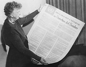 Eleanor Roosevelt exibindo a Declaração dos Direitos Humanos