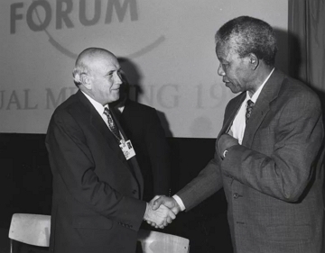 Frederik de Klerk e Nelson Mandela Foto de Frederik de Klerk e Nelson Mandela apertando as mãoes