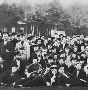 Foto em preto e branco mostrando vários homens posando para uma foto coletiva