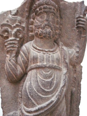 Relevo mostrando a imagem do deus Dushara da mitologia árabe