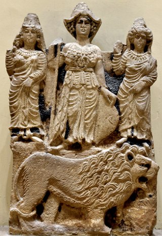 Estátuas de 3 deusas da mitologia árabe pré-islâmica