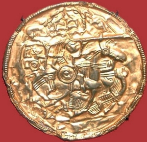 Disco dourado com um cavaleiro e seu cavalos em relevo