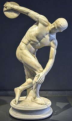 Discóbolo de Míron Foto da escultura Discóbolo de Míron, mostrando um atleta grego no momento do lançamento de um disco