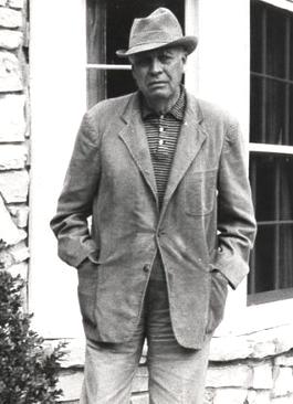 Foto do pintor realista Edward Hopper em pé.