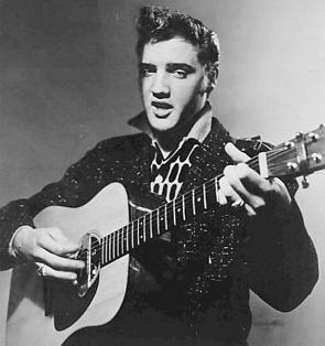 Elvis Presley tocando violão