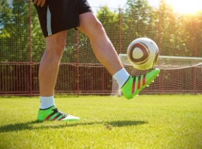 Jogador de futebol colocando a bola na grama ângulo baixo do jogador de  futebol colocando a bola na grama em cobrança de falta