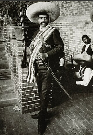Foto de Emiliano Zapata de corpom inteiro usando um sombreiro mexicano