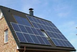 Casa com placas de energia solar