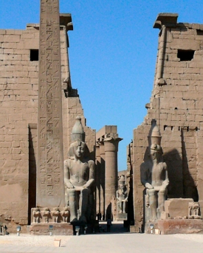 Entrada do templo de luxor no Egito com estátuas