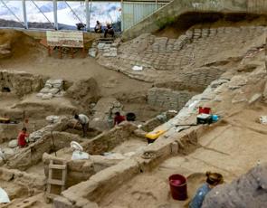 Foto de uma escavação num sítio arqueológico
