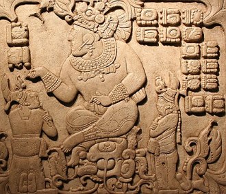 Relevo maia com presença de um texto da escrita maia e figuras humanas