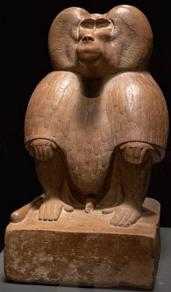 Escultura marrom de um macaco babuíno