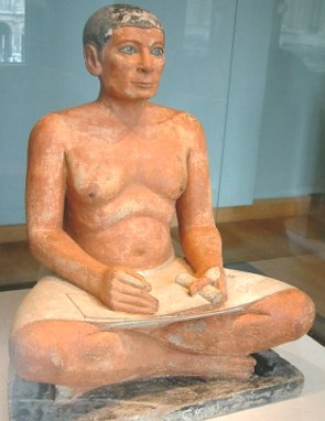 Escultura representando um escriba egípcio sentado
