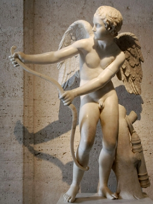 Estátua de Cupido segurando seu arco