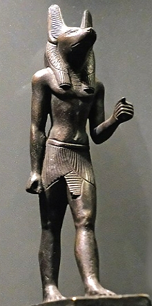 Estátua do deus Anúbis com corpo de homem e cabeça de chacal