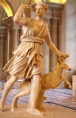 Estátua da deusa Diana segurando um cervo pelas orelhas