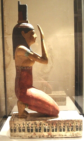 Estátua da deusa Ísis ajoelhada