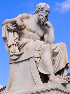 Estátua do filósofo Sócrates sentado e com a mão no queixo
