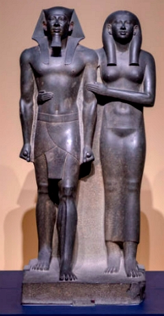 Estátua do faraó egípcio Menkaure e sua esposa