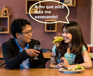 Exemplo de gíria Mulher falando que homem está paquerando ela durante um jantar.