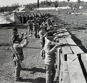 Foto de soldados com armas numa guerra
