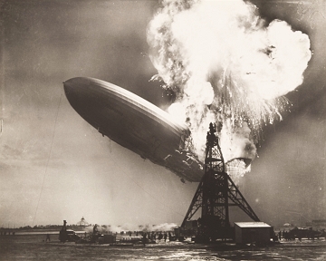 Explosão do dirigível Hindenburg Foto da explosão do dirigível Hindenburg