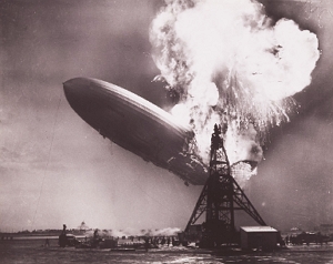 Foto da explosão do dirigível Hindenburg