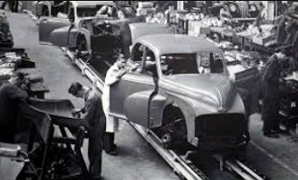 Linha de produção de automóveis antiga Foto antiga de uma linha de produção de automóveis antiga
