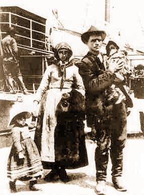 Família de Imigrantes Italianos Família de Imigrantes Italianos ao chegar ao Brasil